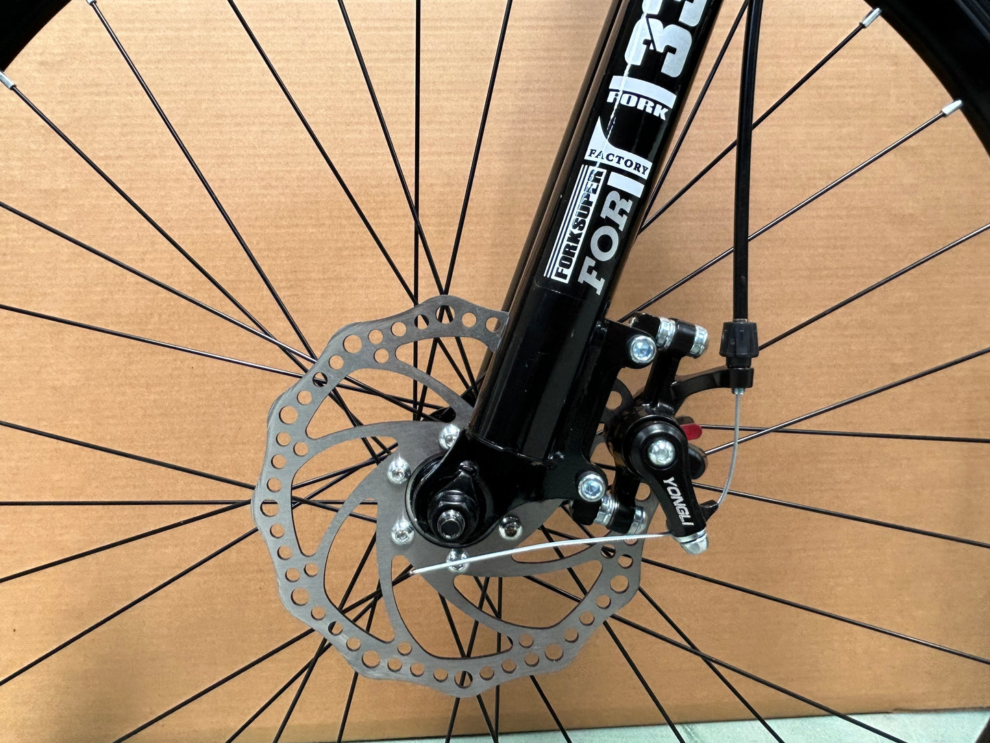 White Bike-26" Bike, White Color, 21 Speeds, High Carbon Steel, Detachable, Adjustable Seat, Chain Drive, 150kg Capacity, Dual Disc Brakes, Rigid Frame, Oil Spring Fork, Standard Type, Ordinary Pedals