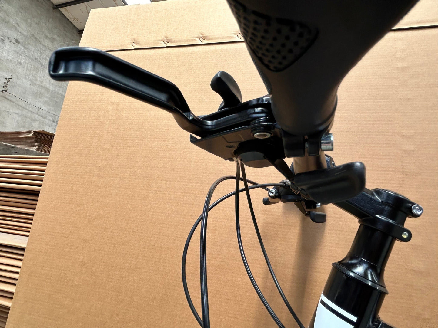 White Bike-26" Bike, White Color, 21 Speeds, High Carbon Steel, Detachable, Adjustable Seat, Chain Drive, 150kg Capacity, Dual Disc Brakes, Rigid Frame, Oil Spring Fork, Standard Type, Ordinary Pedals