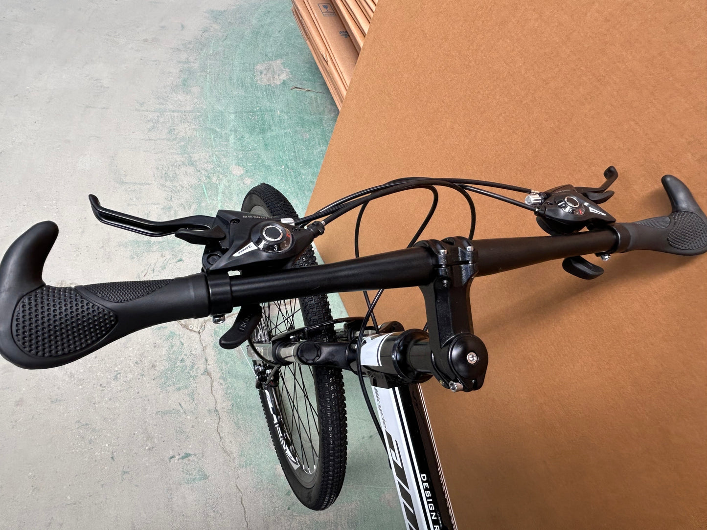 White Bike-26" Bike, White Color, 21 Speeds, High Carbon Steel, Detachable, Adjustable Seat, Chain Drive, 150kg Capacity, Dual Disc Brakes, Rigid Frame, Oil Spring Fork, Standard Type, Ordinary Pedals