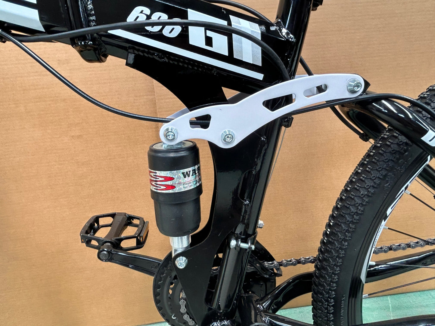 White Bike-26" Bike, White Color, 21 Speeds, High Carbon Steel, Detachable, Adjustable Seat, Chain Drive, 150kg Capacity, Dual Disc Brakes, Rigid Frame, Oil Spring Fork, Standard Type, Ordinary Pedals
