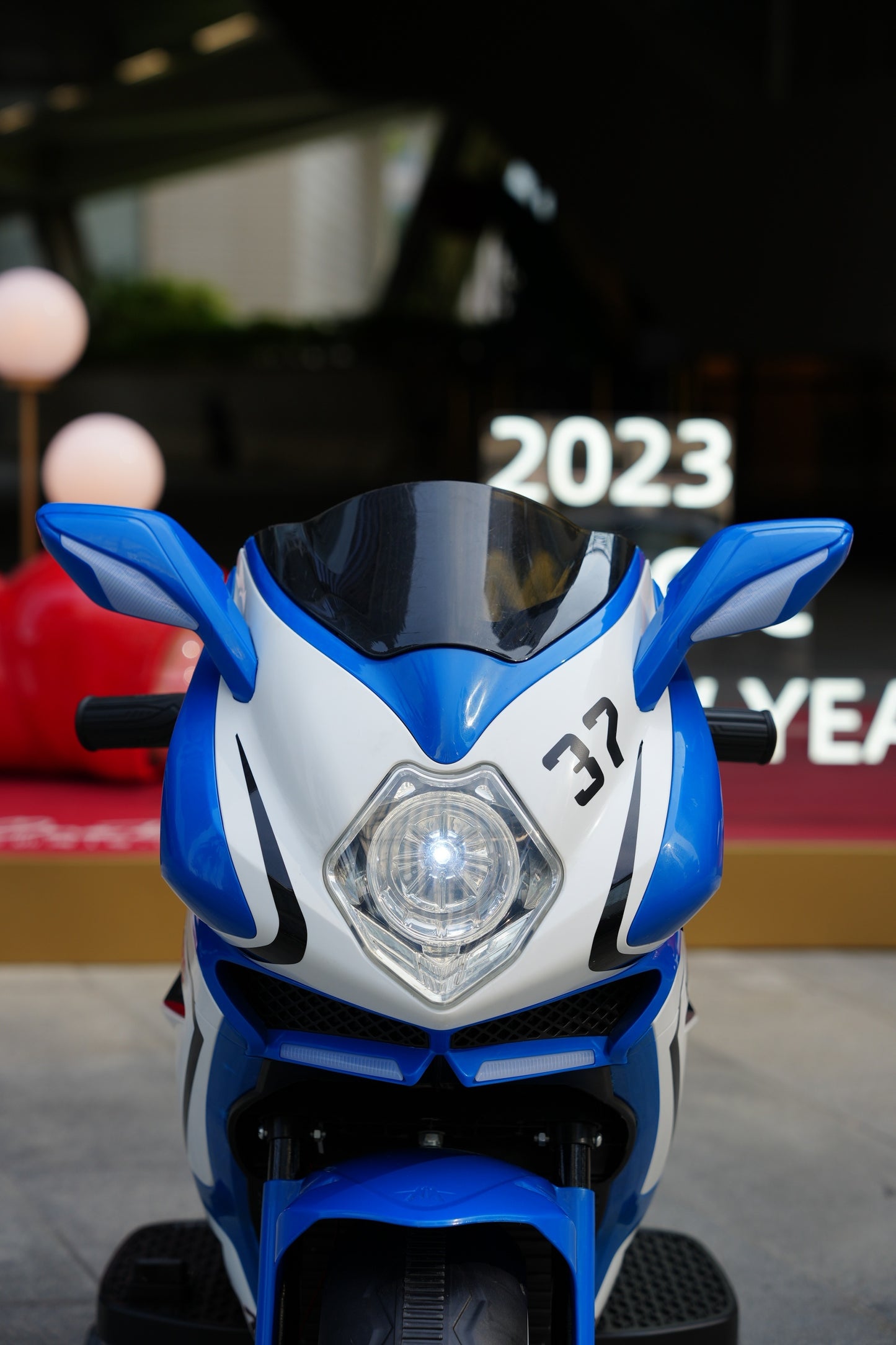 Electric motorcycle/ 12 V Kids toys motorcycle/Kids electric car/electric ride on toys for 3 4 5 6 years Boys Girls with Training Wheels Lighting wheels