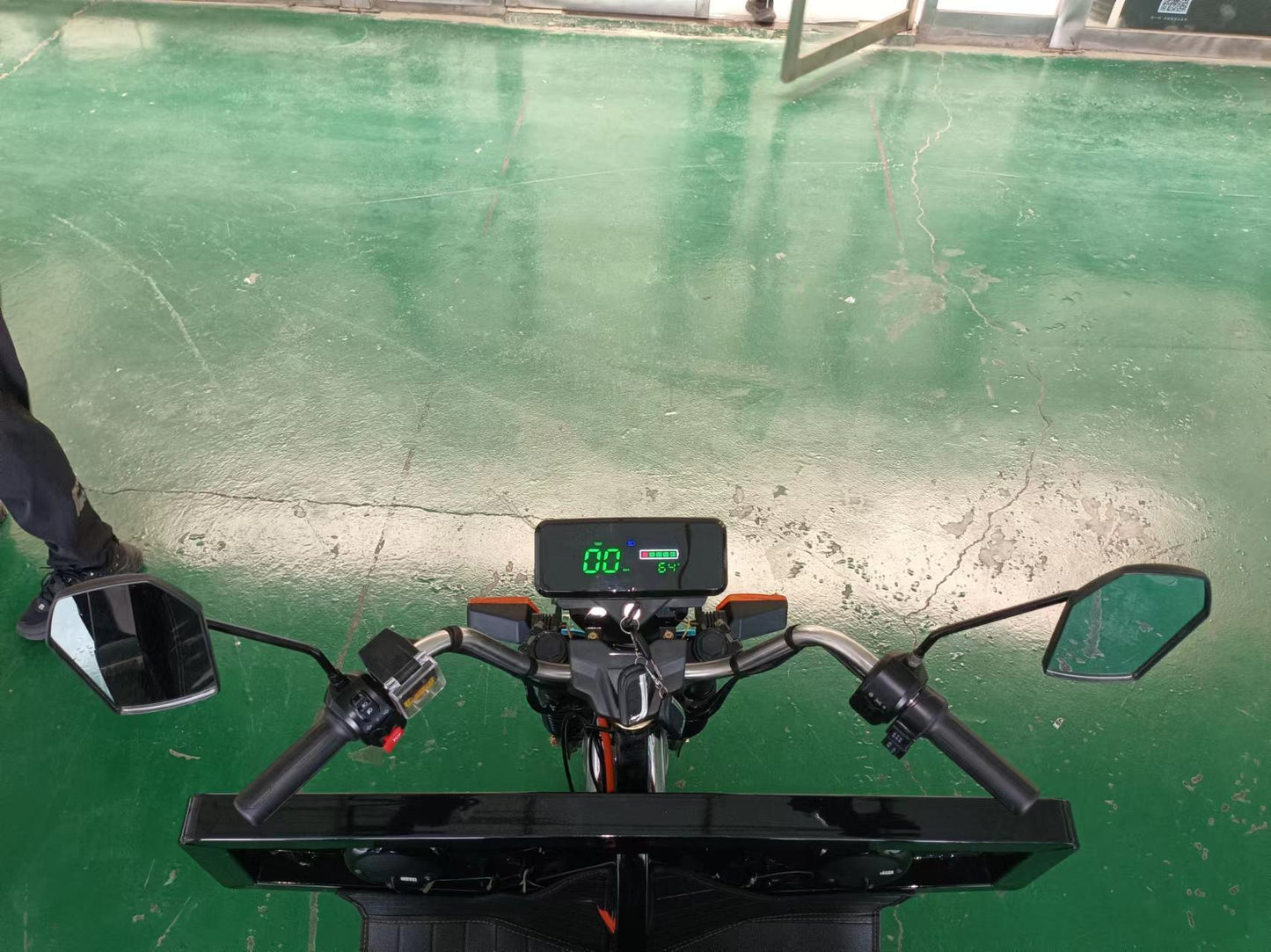Electric Three Wheel 1.6m with Hydraulic Lifting Unit
