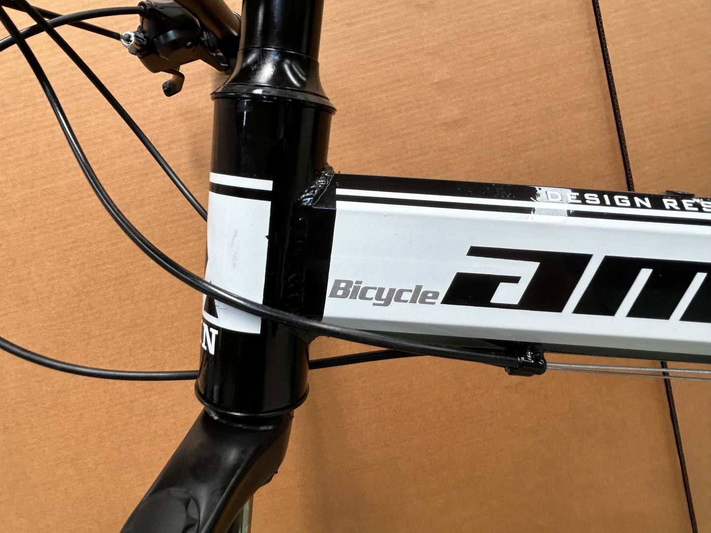 White Bike-26" Bike, White Color, 21 Speeds, High Carbon Steel, Detachable, Adjustable Seat, Chain Drive, 150kg Capacity, Dual Disc Brakes, Rigid Frame, Oil Spring Fork, Standard Type, Ordinary Pedals