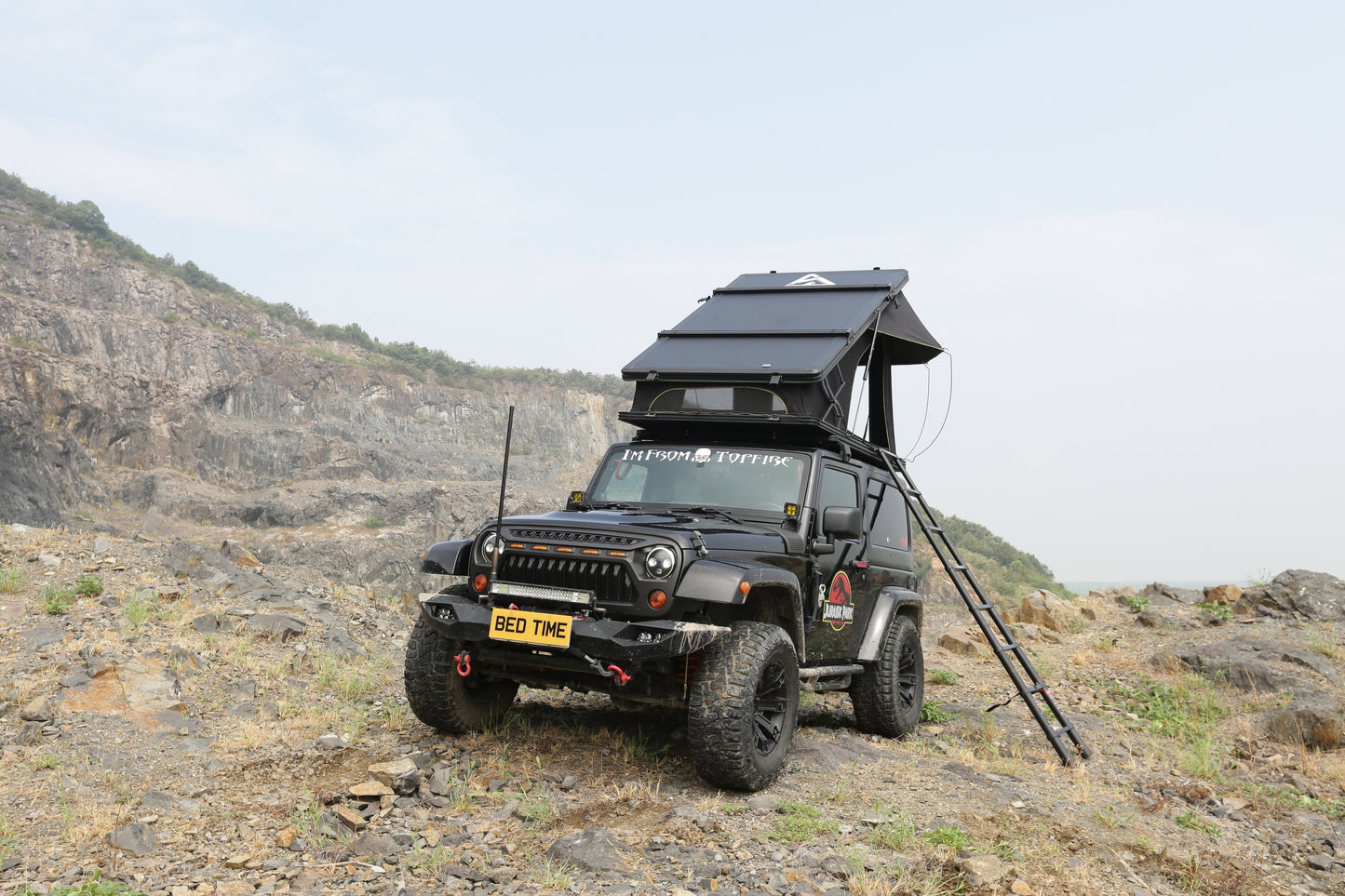 BEDTIME Hard Shell Rooftop Tent-Honeycomb aluminum,Hydraulic support,three second speed open,Roof rack,High sunscreen&water resistance Level,Sturdy,Better ventilation For 2-3 people Car SUV Truck tent