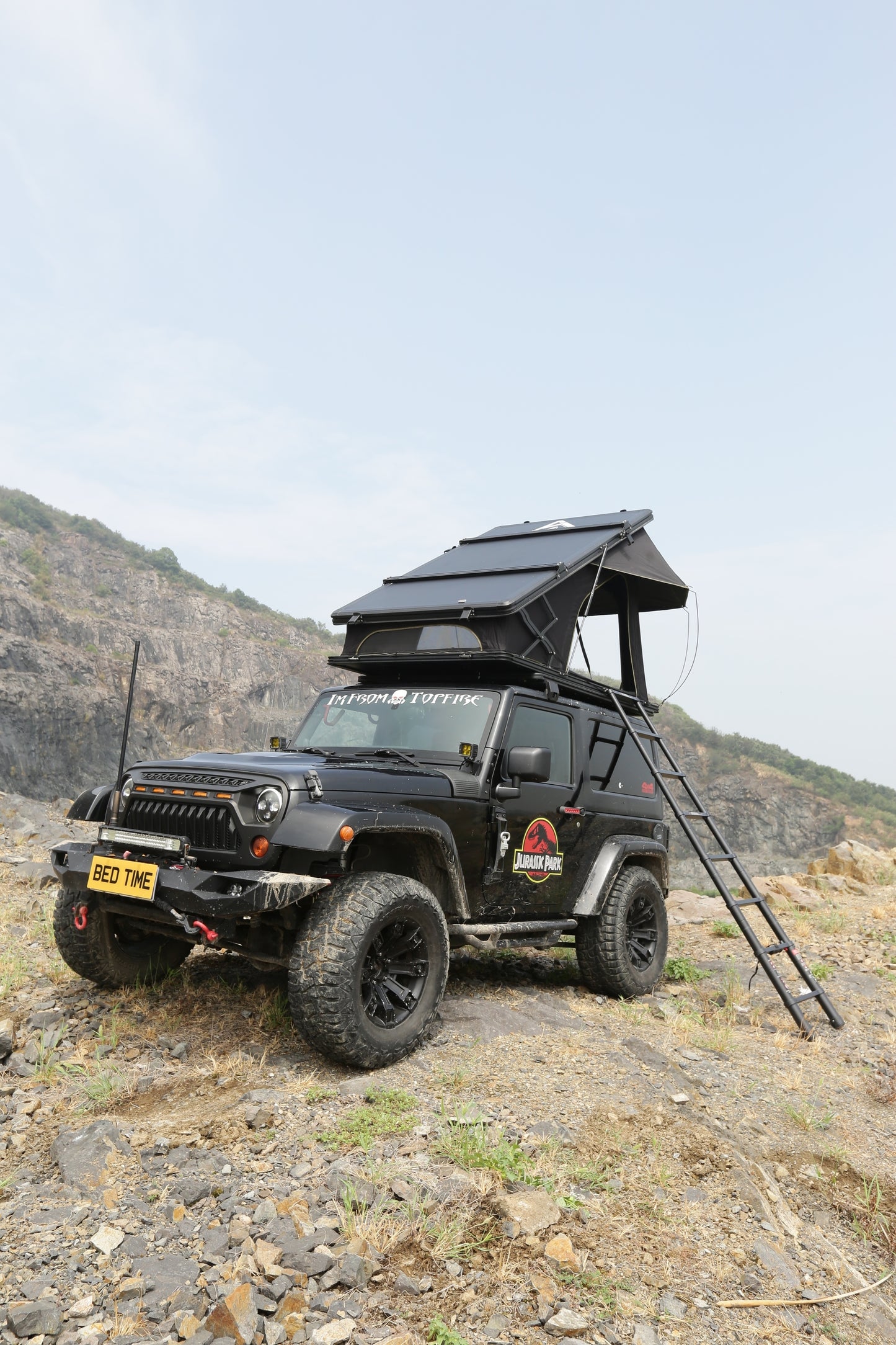 BEDTIME Hard Shell Rooftop Tent-Honeycomb aluminum,Hydraulic support,three second speed open,Roof rack,High sunscreen&water resistance Level,Sturdy,Better ventilation For 2-3 people Car SUV Truck tent