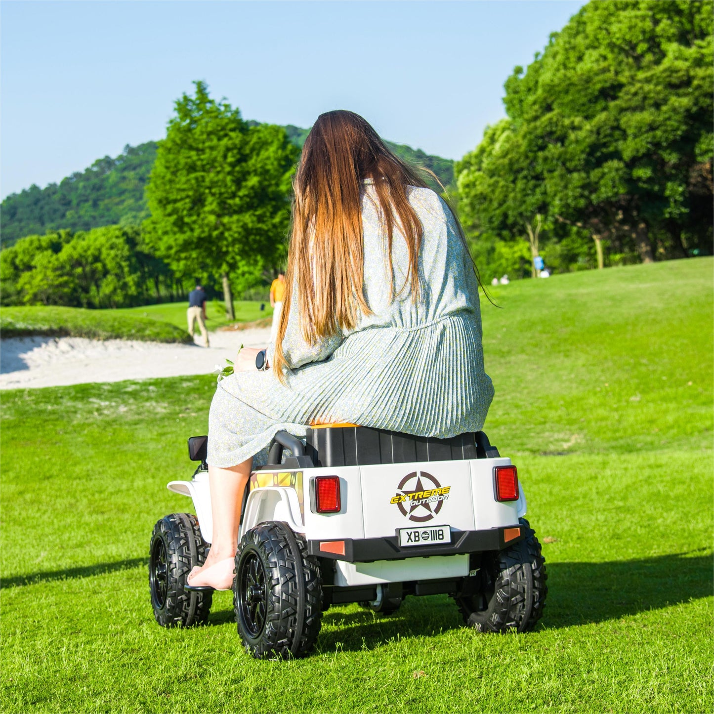 Ride on Car 24V car for Kids & Parents, 550*4 drving,Battery Powered Toy Car with Remote Control, Bluetooth,Front back button,Safety Belt