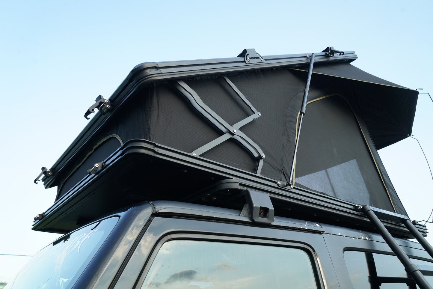 BEDTIME Hard Shell Rooftop Tent-Honeycomb aluminum,Hydraulic support,three second speed open,Roof rack,High sunscreen&water resistance Level,Sturdy,Better ventilation For 2-3 people Car SUV Truck tent
