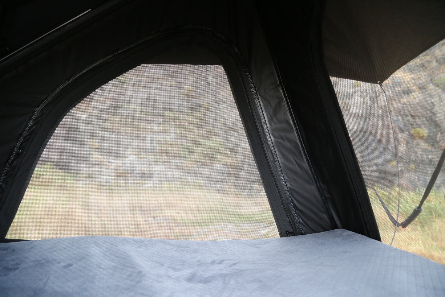 [Willando] BEDTIME Hard Shell Rooftop Tent-Honeycomb aluminum,Hydraulic support,three second speed open,Roof rack,High rebound memory sponge mattress,Sturdy,Better ventilation For 2-3 people Car SUV Truck tent